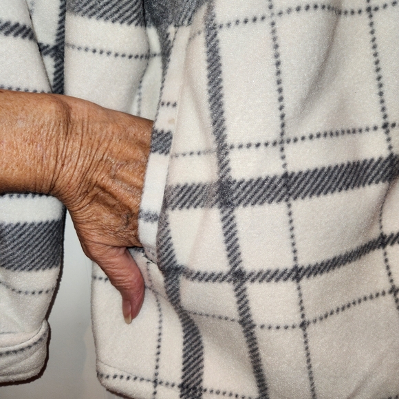 NWT Sage Plush/Soft Shacket Size XXL Button Front Side Pockets Grey/White Plaid - Picture 7 of 12